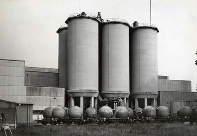 169582 Afbeelding van silowagens van N.S. voor het vervoer van cement naar Eternit BV te Goor.